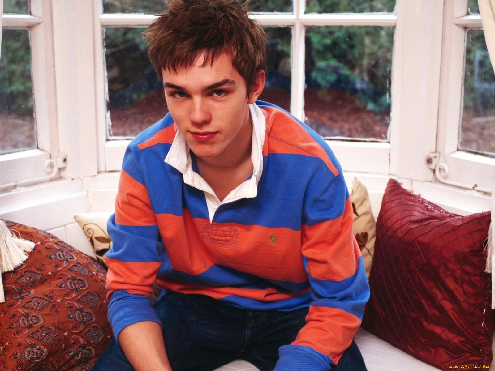 nicholas, hoult, 